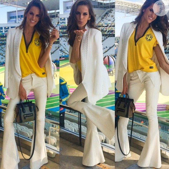 Izabel Goulart também foi criativa ao usar a camisa da Seleção Brasileira com uma calça flare e um blazer