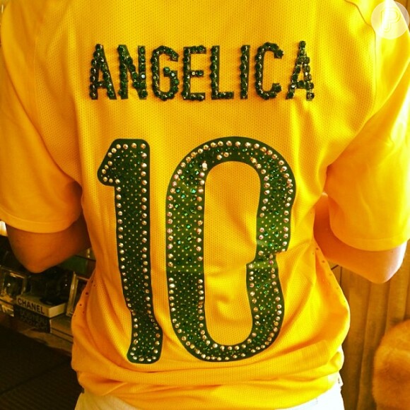 Angélica customiza camisa da Seleção Brasileira