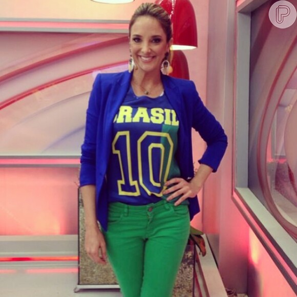 Ticiane Pinheiro compõe com um blazer azul, camisa do Brasil e calça verde. As cores ornam entre si e não ficam muito chamativas