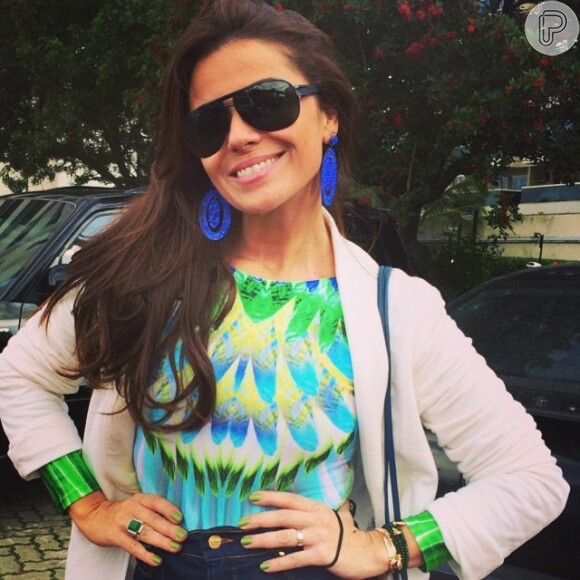 Giovanna Antonelli capricha no look para a Copa do Mundo. A atriz investiu em um body estampado com as cores do Brasil, além de maxi brincos azuis