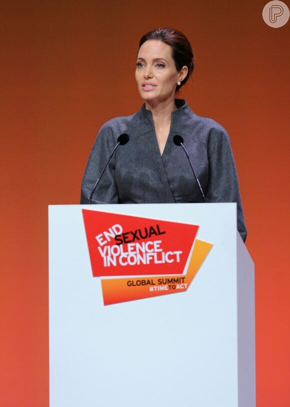 'Receber uma condecoração ligada à política internacional é de grande importância para mim', revelou Angelina Jolie