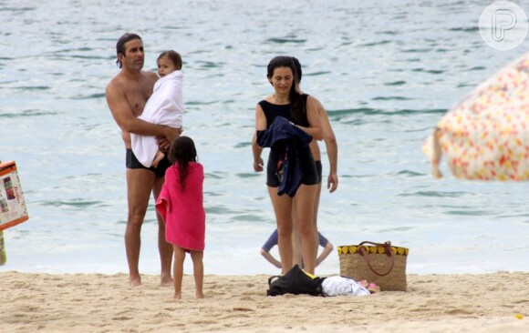 A atriz sempre é vista na praia com o marido, José Henrique Fonseca, e os quatro filhos, Maria, Felipa, José Joaquim e Pedro Henrique