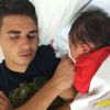 Oscar em sua primeira noite com a filha recém-nascida, Júlia, que nasceu antes do início da Copa do Mundo, em 5 de junho de 2014