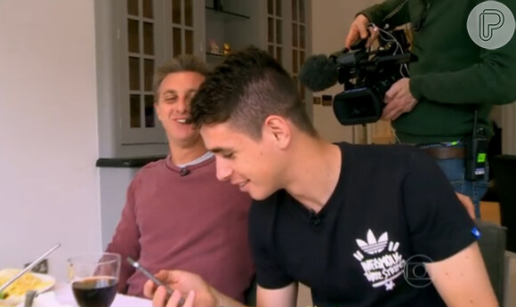 Oscar, meio-campo da Seleção Brasileira, recebeu Luciano Huck na sua casa de Londres e conversou com a mulher, Ludmila, por vídeo, através do celular