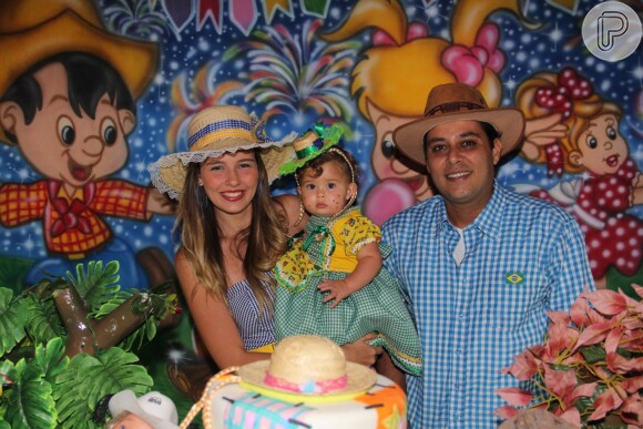 Debby Lagranha comemora 1 ano da filha, Maria Eduarda, com o marido, Leandro Franco