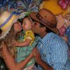 Debby Lagranha e o marido, Leandro, fazem festa caipira para comemorar 1 ano de Maria Eduarda (14 de junho de 2014)