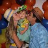Debby Lagranha e o marido, Leandro Franco, dão beijo carinhoso em Maria Eduarda