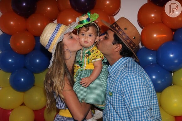 Debby Lagranha e o marido, Leandro Franco, dão beijo carinhoso em Maria Eduarda