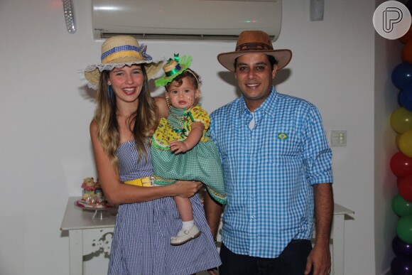 Debby Lagranha e o marido, Leandro, posam para fotos na festinha de Maria Eduarda