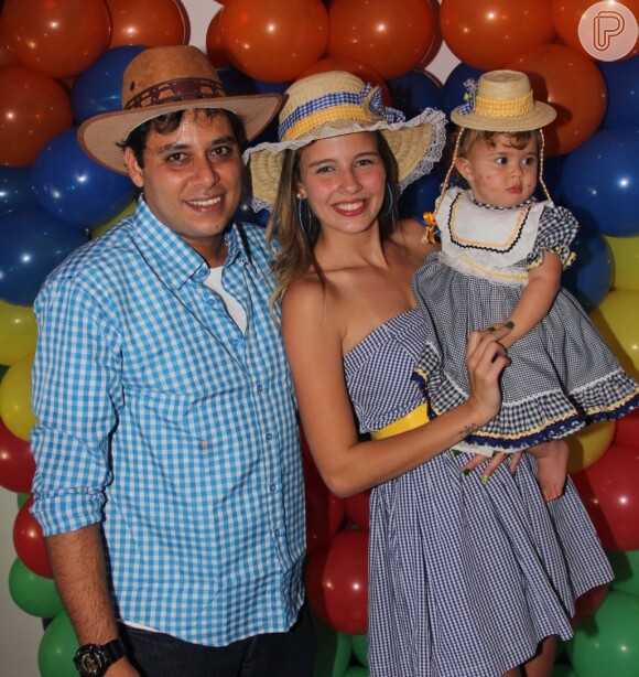 Debby Lagranha e o marido, Leandro, fazem festa caipira para comemorar 1 ano de Maria Eduarda (14 de junho de 2014)