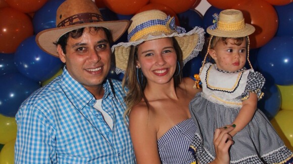 Debby Lagranha faz festa caipira para celebrar 1 ano da filha, Maria Eduarda