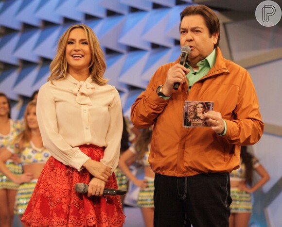 Claudia Leitte e Faustão no palco do 'Domingão'