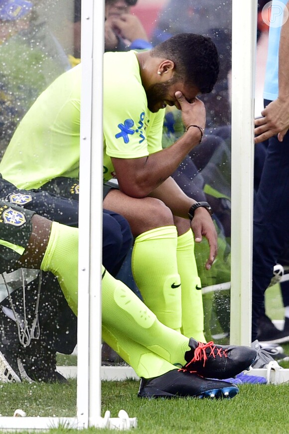 Hulk sentiu dores na coxa durante um treino da Seleção Brasileira, na Granja Comary