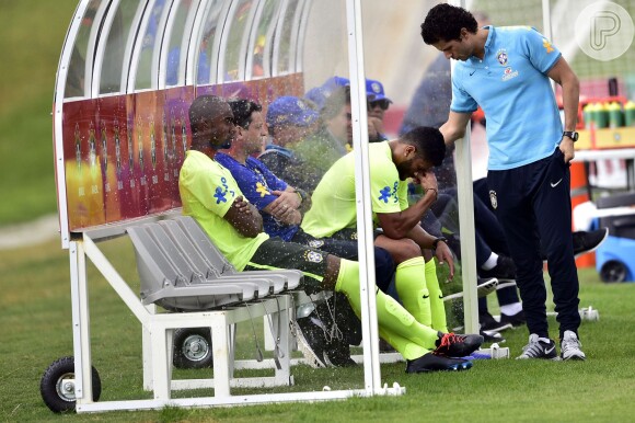 Hulk não aguentou de dor e deixou o treino da Seleção Brasileira no dia 15 de junho