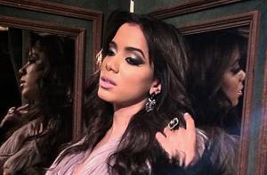 Anitta posa sexy e com perna de fora em ensaio fotográfico para a 'Top Magazine'