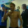 Neymar bebe água após ser tietado por mexicanos (16 de junho de 2014)