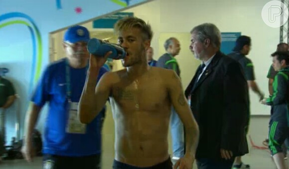 Neymar bebe água após ser tietado por mexicanos (16 de junho de 2014)