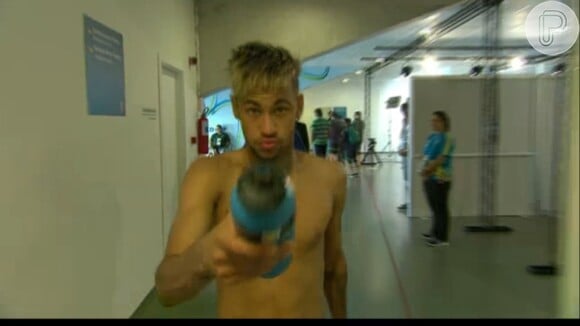 Neymar brinca com cinegrafista após tirar várias fotos