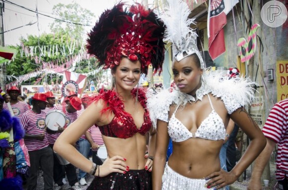 Bruna Marquezine e Roberta Rodrigues posam com as fantasias de musas do carnaval em gravação de 'Salve Jorge'