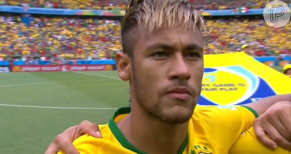 Neymar canta o Hino Nacional antes de Brasil x México