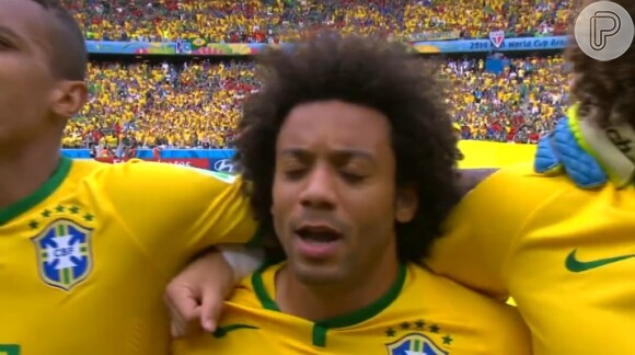 Marcelo canta o Hino Brasileiro de olhos fechados