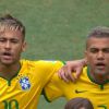 Neymar canta o Hino Brasileiro abraçado a Daniel Alves