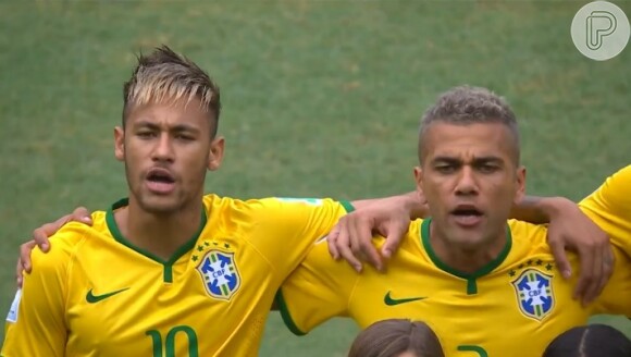 Neymar canta o Hino Brasileiro abraçado a Daniel Alves