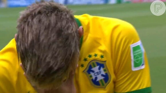 Neymar foi às lagrimas com a torcida abraçada e cantanto a parte que acaba não sendo executado oficialmente do Hino Nacional durante a partida