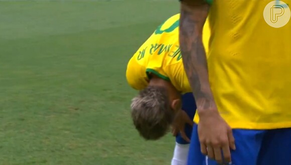 Neymar se emociona após cantar o Hino Brasileiro
