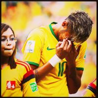 Neymar chora após torcida cantar abraçada o Hino Nacional no jogo do Brasil