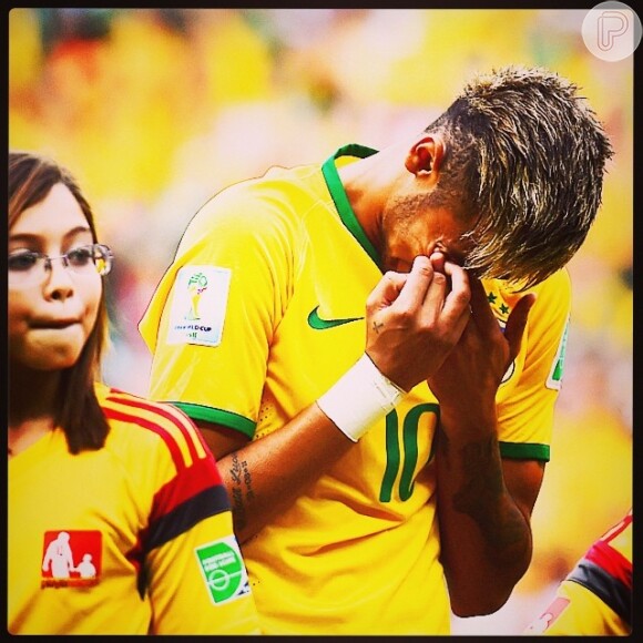Neymar chora na parte final da execução do Hino Nacional no segundo jogo da Seleção Brasileira, em 17 de junho de 2014