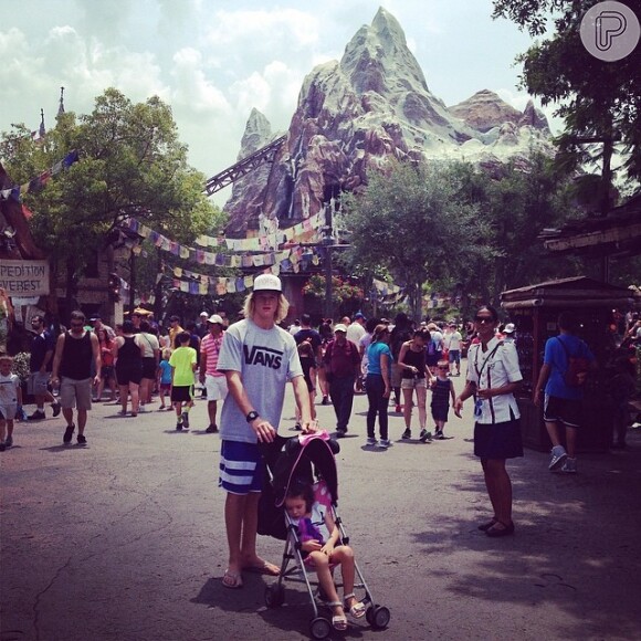 Letícia Spiller levou os filhos, Stella e Pedro, para conhecerem a Disney