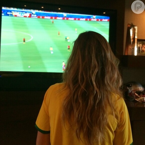 Apesar de viver nos Estados Unidos, Gisele Bündchen publicou uma foto em seu Instagram na terça-feira onde mostrou que está torcendo por seu país na Copa 2014