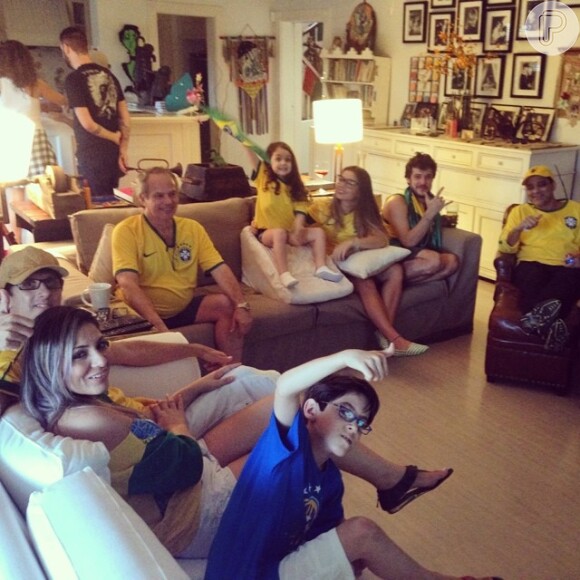 Também através das redes sociais, Tânia Mara tem mostrado a rotina da família nesta Copa do Mundo, para torcer pelo Brasil