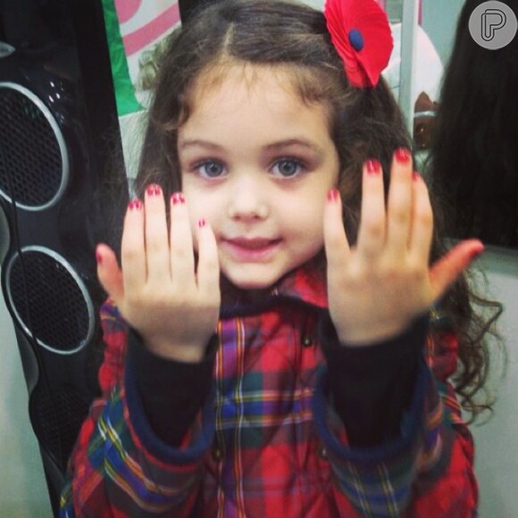 Tânia Mara mostrou recentemente em seu Instagram uma foto da filha toda prosa com as unhas pintadas de vermelho