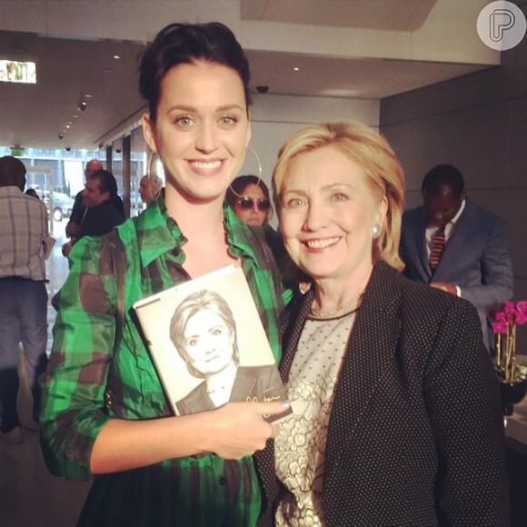 Katy Perry foi ao lançamento da autobiografia de Hillary Clinton, "Hard Choices", nesse final de semana