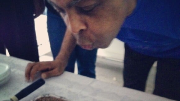 Gilberto Gil ganha bolo de aniversário no dia em que completa 72 anos: 'Mestre'