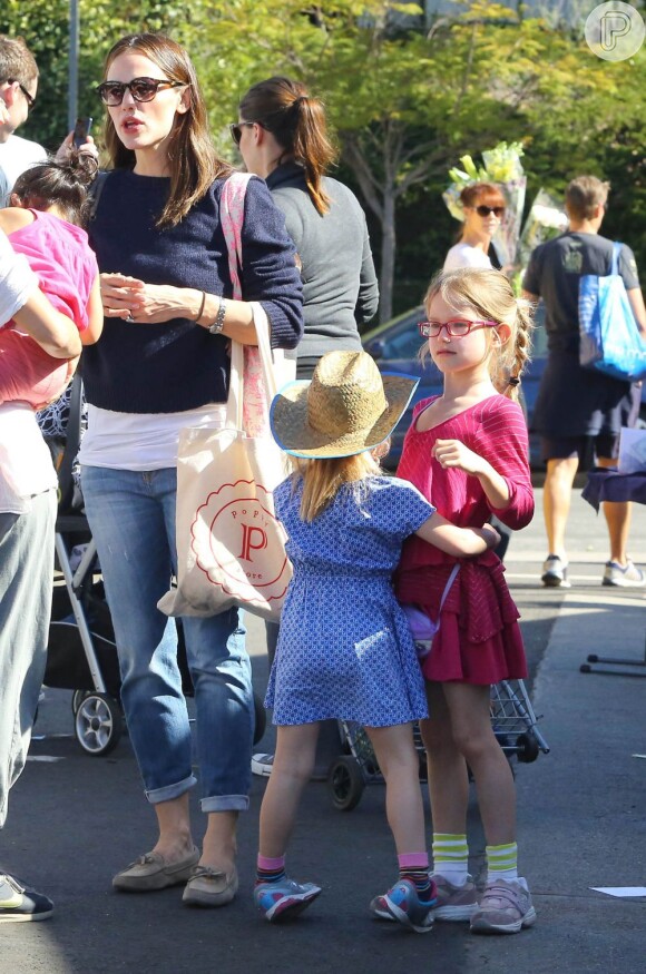 Jennifer Garner levou as filhas, Violet e Seraphina, para um passeio em uma feira de fazendeiros locais, em Los Angeles, neste domingo, 3 de fevereiro de 2013