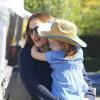 Jennifer Garner carrega a filha Seraphina no colo durante passei na feira; Ben Affleck, pai da menina, está viajando para divulgar o filme 'Argo'