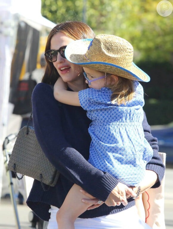 Jennifer Garner carrega a filha Seraphina no colo durante passei na feira; Ben Affleck, pai da menina, está viajando para divulgar o filme 'Argo'