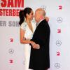 Bruce Willis, ex de Demi Moore, posa para as fotos dando um beijo em sua mulher, Emma Heming