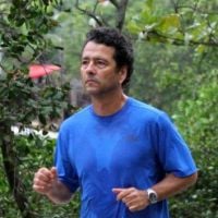 Marcos Palmeira se exercita sozinho na Lagoa Rodrigo de Freitas, no Rio