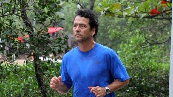 Marcos Palmeira se exercita sozinho na Lagoa Rodrigo de Freitas, no Rio