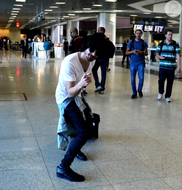 Fiuk brincou com os fotógrafos durante passagem pelo aeroporto Santos Dumont, nesta segunda-feira, 30 de junho de 2014