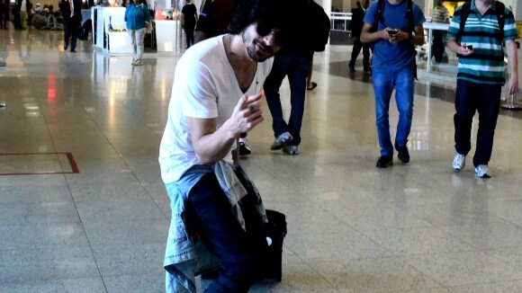 Fiuk brinca com fotógrafos e faz pose engraçada em aeroporto do Rio