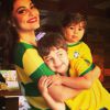 Juliana Paes também postou no Instagram, no último sábado, 28 de junho de 2014, uma imagem dela com os filhos preparados para assistir ao jogo do Brasil