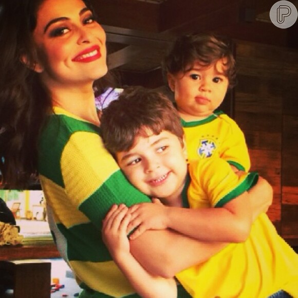 Juliana Paes também postou no Instagram, no último sábado, 28 de junho de 2014, uma imagem dela com os filhos preparados para assistir ao jogo do Brasil