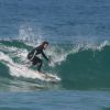 Daniele Suzuki surfa na praia da Macumba, na Zona Oeste do Rio de Janeiro (1º de julho de 2014)