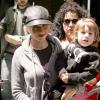 Christina Aguilera carrega o filho com Jordan Bratman, Max
