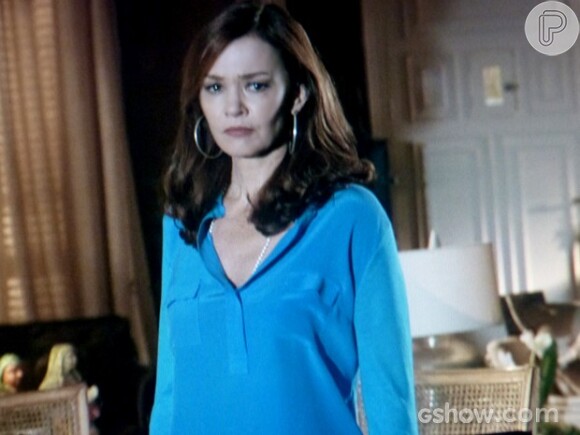 Helena (Julia Lemmertz) se apavora quando o bandido anuncia o assalto à casa de leilão, na novela 'Em Família'